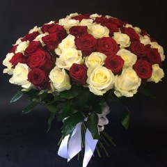 Белые и красные розы 